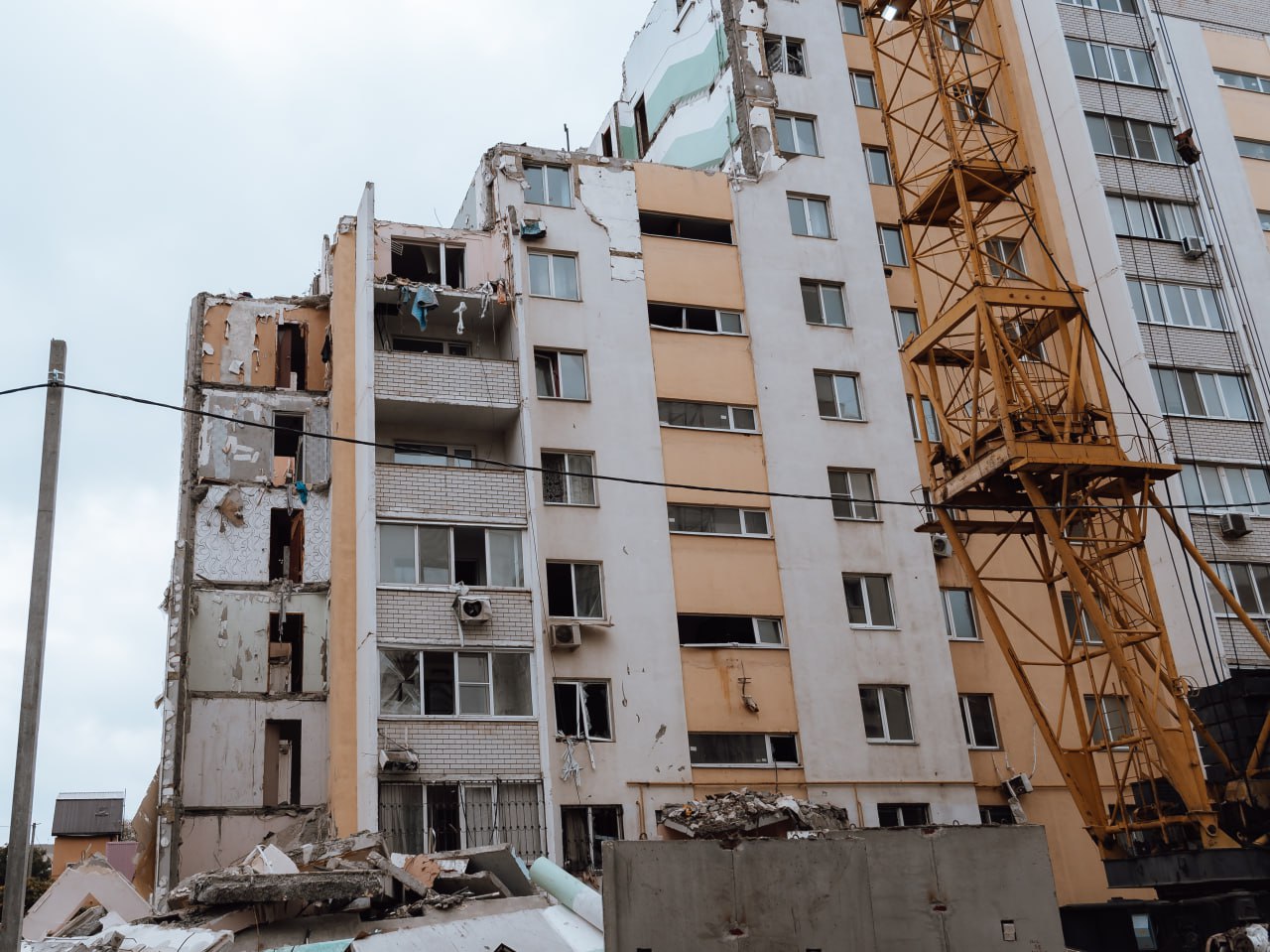 Саратовские чиновники рассказали о демонтаже разрушенного взрывом подъезда дома на Блинова